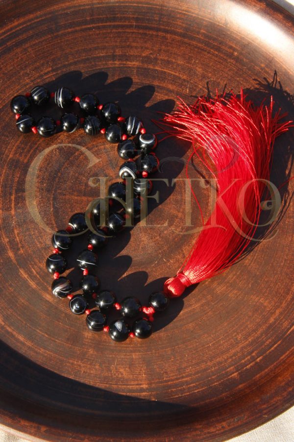 Червоний вузол агата, чотки на 33 намистини 10 мм з чорного агата, з червоною китицею